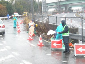 通行車両に注意しながら