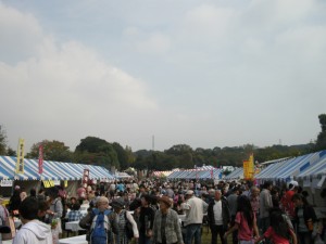 賑わいをみせる会場