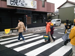 登校する児童たち