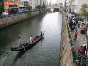 堀川を進むゴンドラ