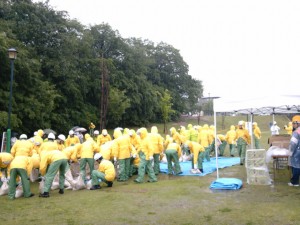 大雨の中での水防工法訓練の様子