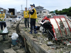 側溝の中の土砂を撤去してます