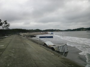 津波で海岸に流されたコンテナ