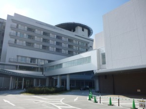 奥が西部医療センターと手前が陽子線がん治療施設