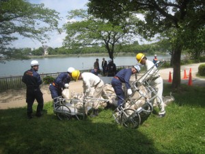 土のう搬送訓練中